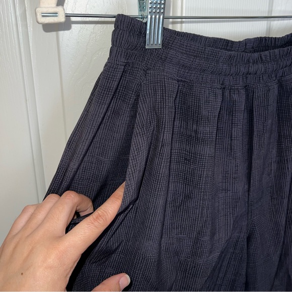 Lululemon 🍋 Pace Breaker Short 9" inseam 
Grid Lines Deep Coal Size Medium - Picture 5 of 12